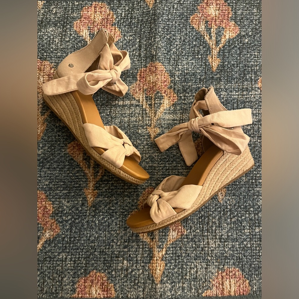 Like New! UGG Yarrow Wedge Natural Canvas Sandal - Picture 2 of 6
